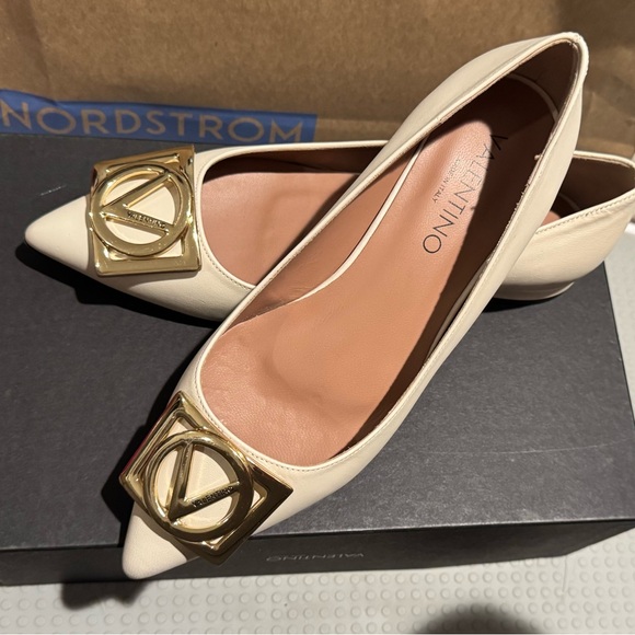 Valentino Elegant Cream Flats Sz 9 - Picture 8 of 9